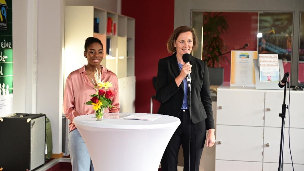 Begrüßung durch Charline Nsukami und Schulleiterin Andrea Alt-Bohr, Foto: Stephan Hepp (RV SB)